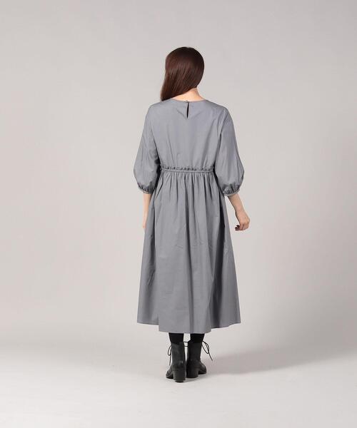 To b. by agnes b.（トゥービーバイアニエスベー）の「WJ04 ROBE サイドリボンギャザーワンピース（ワンピース・レディース・グレー・38/36）」の3枚目の写真