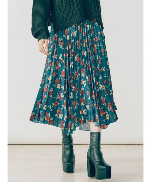 EVRIS（エヴリス）の「フラワープリントランダムプリーツスカート（スカート・レディース・ブラック/オレンジ/ブルー・FREE）」の2枚目の写真