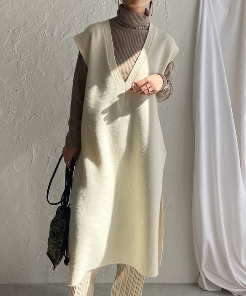 She's Closet（シーズクローゼット）の「起毛モヘアタッチサイドスリット入り深Vネックロングニットベストワンピース（ワンピース・レディース・ブラック/アイボリー/モカ/キャメル・FREE）」の2枚目の写真