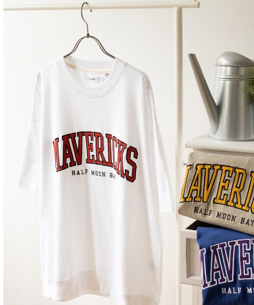 SlashDate(スラッシュデイト)の「アップリケ刺繍カレッジロゴTシャツ/半袖スウェット/ビッグシルエット/ユニセックス(Tシャツ/カットソー・レディース・ホワイト/チャコールグレー/ブルー/グリーン/ホワイト系その他/グレイッシュベージュ・M/L)」の3枚目の写真
