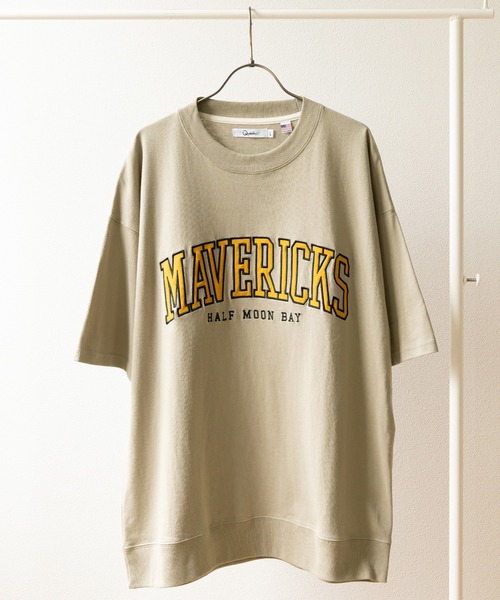 SlashDate(スラッシュデイト)の「アップリケ刺繍カレッジロゴTシャツ/半袖スウェット/ビッグシルエット/ユニセックス(Tシャツ/カットソー・レディース・ホワイト/チャコールグレー/ブルー/グリーン/ホワイト系その他/グレイッシュベージュ・M/L)」の1枚目の写真