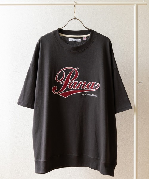 SlashDate(スラッシュデイト)の「アップリケ刺繍カレッジロゴTシャツ/半袖スウェット/ビッグシルエット/ユニセックス(Tシャツ/カットソー・レディース・ホワイト/チャコールグレー/ブルー/グリーン/ホワイト系その他/グレイッシュベージュ・M/L)」の5枚目の写真
