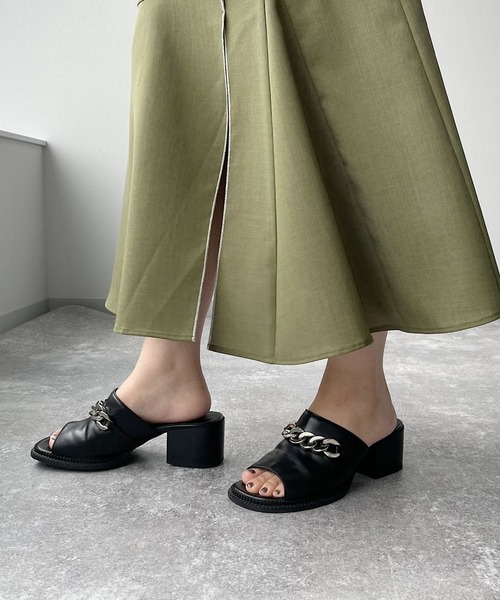 PAGEBOY（ページボーイ）の「スクエアタンクチェーンサンダル（サンダル・レディース・ブラック/オフホワイト・MEDIUM/LARGE）」の2枚目の写真