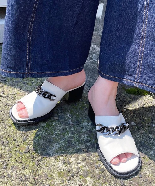 PAGEBOY（ページボーイ）の「スクエアタンクチェーンサンダル（サンダル・レディース・ブラック/オフホワイト・MEDIUM/LARGE）」の3枚目の写真