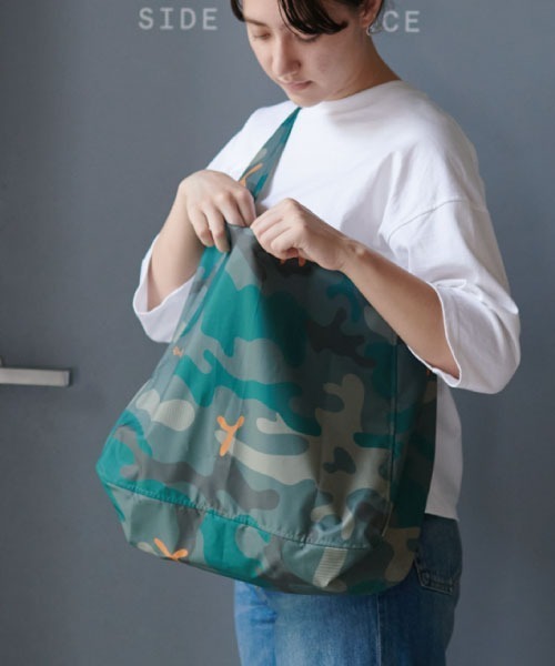 392 plusm（サンキューニプリュスエム）の「Shoulder Bag - camouflage - 731799（ショルダーバッグ・レディース・ベージュ/グリーン・ONE SIZE）」の2枚目の写真