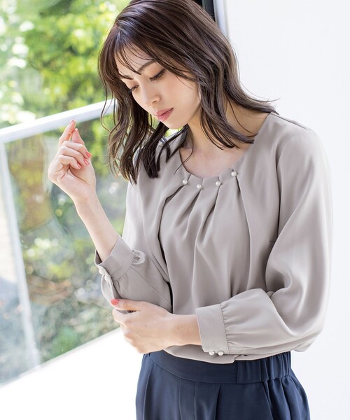 Tiaclasse(ティアクラッセ)の「【洗える】大人上品なタックパールブラウス(シャツ/ブラウス・レディース・ネイビー/グレー/オフホワイト/ピンク・XL/XXL)」の16枚目の写真