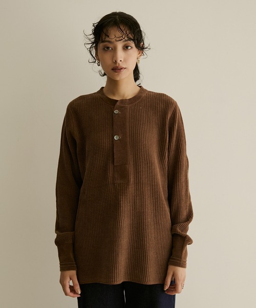 SALON adam et rope'（サロン アダム エ ロペ）の「【極上の肌ざわり】ワッフルヘンリーネックT-CreamyCotton /クリーミーコットン-（Tシャツ/カットソー・レディース・ブラウン/ブラック系その他/ホワイト系その他2・FREE）」の8枚目の写真