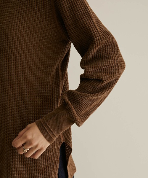 SALON adam et rope'（サロン アダム エ ロペ）の「【極上の肌ざわり】ワッフルヘンリーネックT-CreamyCotton /クリーミーコットン-（Tシャツ/カットソー・レディース・ブラウン/ブラック系その他/ホワイト系その他2・FREE）」の4枚目の写真