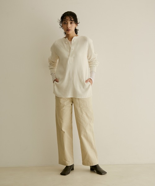 SALON adam et rope'（サロン アダム エ ロペ）の「【極上の肌ざわり】ワッフルヘンリーネックT-CreamyCotton /クリーミーコットン-（Tシャツ/カットソー・レディース・ブラウン/ブラック系その他/ホワイト系その他2・FREE）」の6枚目の写真