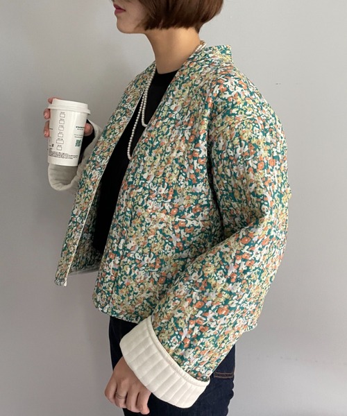 CIAOPANIC（チャオパニック）の「【CPC SCAMP】小花柄キルトジャケット（ノーカラージャケット・レディース・ブラック/グリーン・FREE）」の2枚目の写真