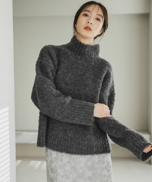 Andemiu（アンデミュウ）の「【silent/石川恋さん着用】ブークレニットタートル180667（ニット/セーター・レディース・ラベンダー/レッド/チャコールグレー・FREE）」の8枚目の写真