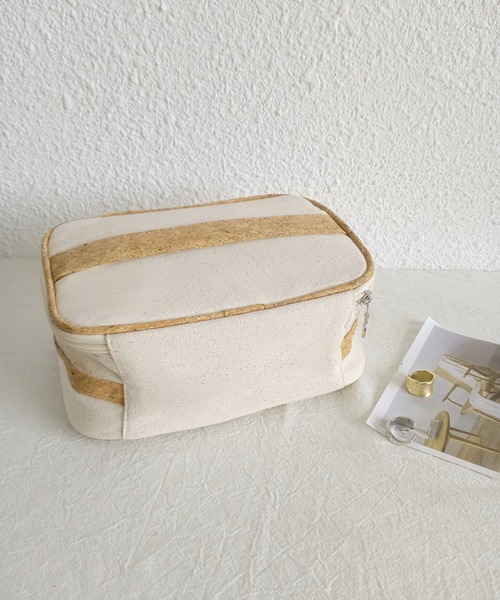 LA VORAGINE（ラ ヴォラジネ）の「マルチメイクポーチ（ポーチ・レディース・ベージュ・FREE）」の2枚目の写真