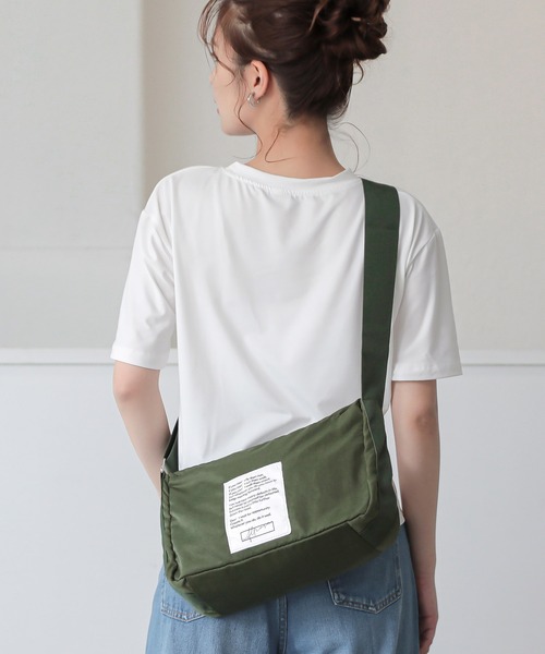 ALTROSE（アルトローズ）の「ナイロン スクエア型 ワッペン ショルダーバッグ ダーシー（ショルダーバッグ・レディース・グレー/ブラック/カーキ/アイボリー/ベージュ/ブルー・FREE）」の5枚目の写真