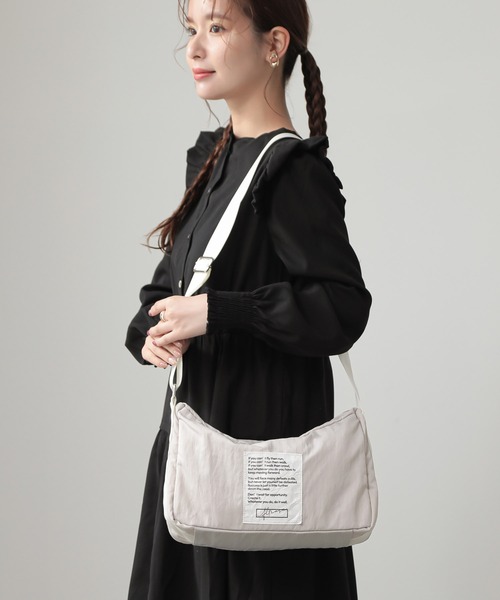 ALTROSE（アルトローズ）の「ナイロン スクエア型 ワッペン ショルダーバッグ ダーシー（ショルダーバッグ・レディース・グレー/ブラック/カーキ/アイボリー/ベージュ/ブルー・FREE）」の2枚目の写真