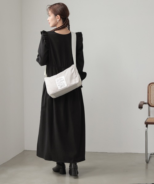 ALTROSE（アルトローズ）の「ナイロン スクエア型 ワッペン ショルダーバッグ ダーシー（ショルダーバッグ・レディース・グレー/ブラック/カーキ/アイボリー/ベージュ/ブルー・FREE）」の21枚目の写真