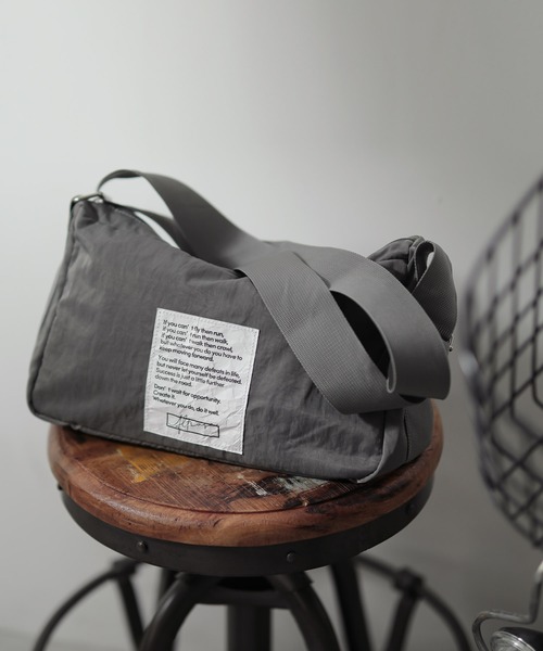 ALTROSE（アルトローズ）の「ナイロン スクエア型 ワッペン ショルダーバッグ ダーシー（ショルダーバッグ・レディース・グレー/ブラック/カーキ/アイボリー/ベージュ/ブルー・FREE）」の18枚目の写真