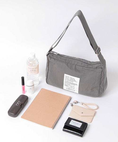 ALTROSE（アルトローズ）の「ナイロン スクエア型 ワッペン ショルダーバッグ ダーシー（ショルダーバッグ・レディース・グレー/ブラック/カーキ/アイボリー/ベージュ/ブルー・FREE）」の15枚目の写真