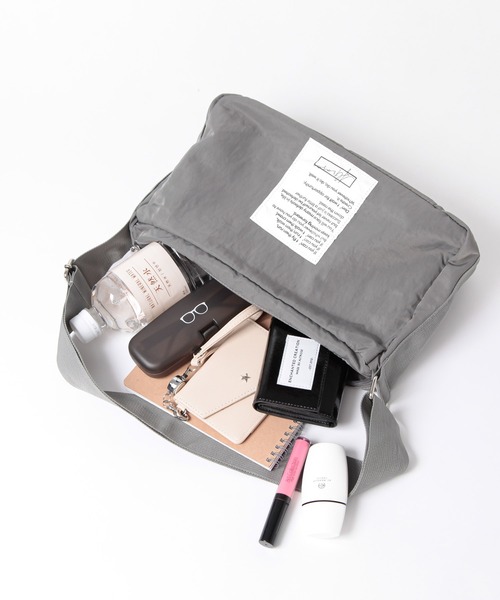 ALTROSE（アルトローズ）の「ナイロン スクエア型 ワッペン ショルダーバッグ ダーシー（ショルダーバッグ・レディース・グレー/ブラック/カーキ/アイボリー/ベージュ/ブルー・FREE）」の16枚目の写真