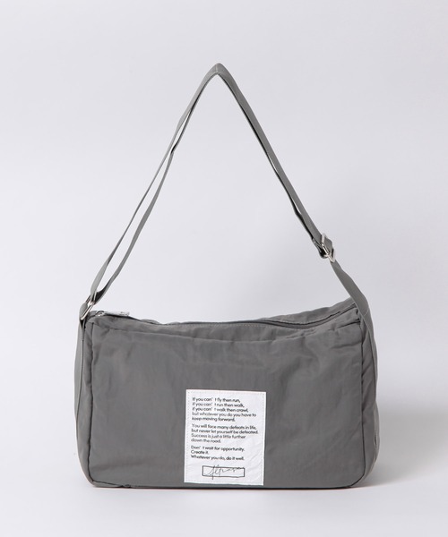 ALTROSE（アルトローズ）の「ナイロン スクエア型 ワッペン ショルダーバッグ ダーシー（ショルダーバッグ・レディース・グレー/ブラック/カーキ/アイボリー/ベージュ/ブルー・FREE）」の10枚目の写真