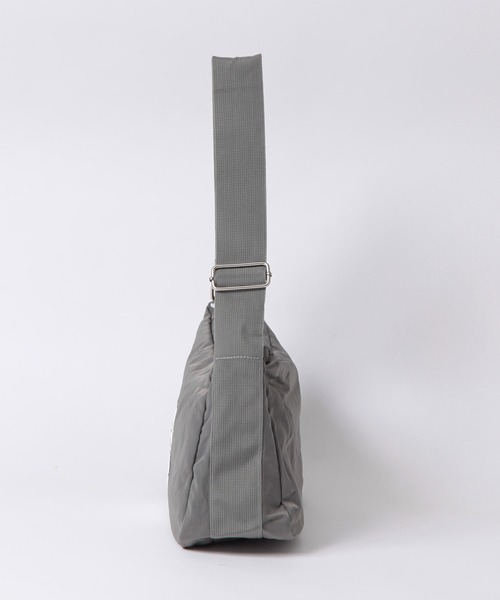 ALTROSE（アルトローズ）の「ナイロン スクエア型 ワッペン ショルダーバッグ ダーシー（ショルダーバッグ・レディース・グレー/ブラック/カーキ/アイボリー/ベージュ/ブルー・FREE）」の8枚目の写真