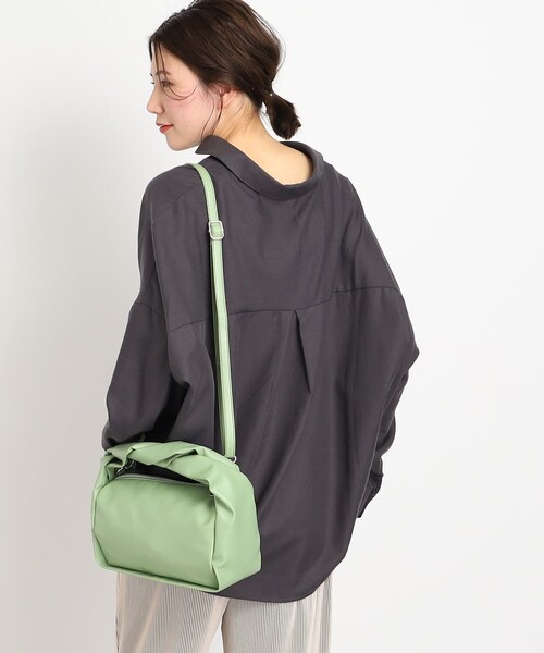 SHOO・LA・RUE（シューラルー）の「◆【2WAY】ひねりハンドルボックストートバッグ（トートバッグ・レディース・ブラック/ダークグリーン/ベージュ・00）」の16枚目の写真