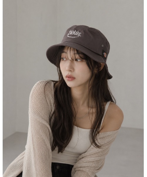 Dickies（ディッキーズ）の「【DICKIES】 EMB BUCKET HAT（ハット・レディース・ブラック/ベージュ/ネイビー/チャコールグレー/ホワイト・FREE）」の3枚目の写真