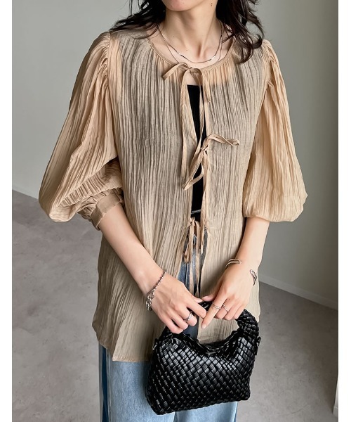 Re:EDIT（リエディ）の「[華奢見えが叶う]2WAY無地orフロッキードット柄シアー楊柳ボリュームスリーブブラウス（シャツ/ブラウス・レディース・ホワイト/ブラック/イエロー/ブルー/ホワイト系その他/ブラック系その他/ベージュ/ブラック系その他2・MEDIUM/LARGE）」の6枚目の写真