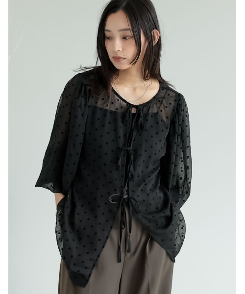 Re:EDIT（リエディ）の「[華奢見えが叶う]2WAY無地orフロッキードット柄シアー楊柳ボリュームスリーブブラウス（シャツ/ブラウス・レディース・ホワイト/ブラック/イエロー/ブルー/ホワイト系その他/ブラック系その他/ベージュ/ブラック系その他2・MEDIUM/LARGE）」の4枚目の写真