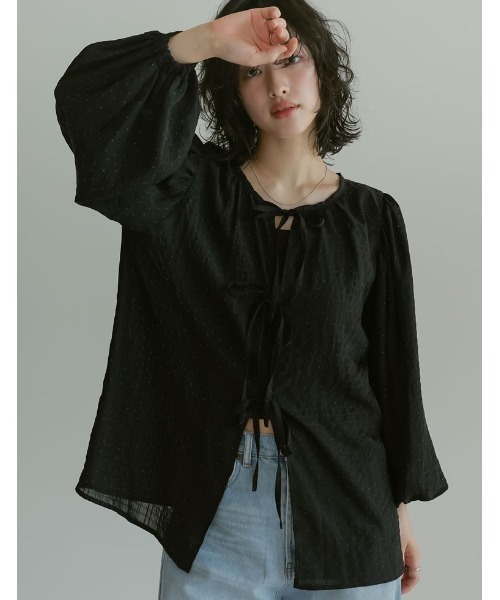 Re:EDIT（リエディ）の「[華奢見えが叶う]2WAY無地orフロッキードット柄シアー楊柳ボリュームスリーブブラウス（シャツ/ブラウス・レディース・ホワイト/ブラック/イエロー/ブルー/ホワイト系その他/ブラック系その他/ベージュ/ブラック系その他2・MEDIUM/LARGE）」の5枚目の写真