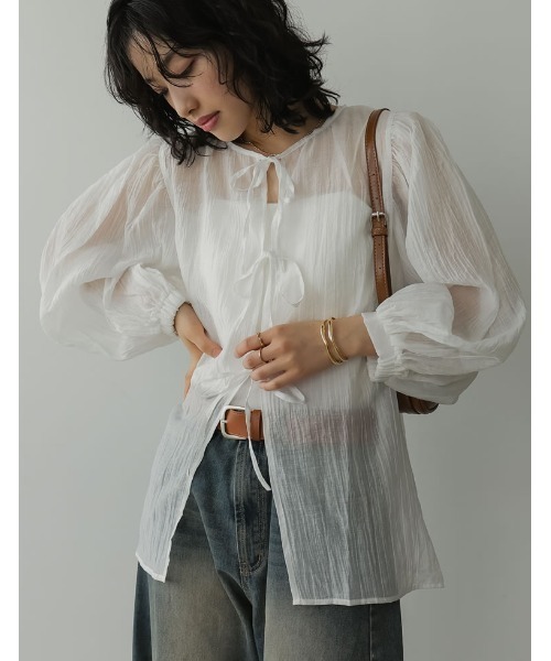 Re:EDIT（リエディ）の「[華奢見えが叶う]2WAY無地orフロッキードット柄シアー楊柳ボリュームスリーブブラウス（シャツ/ブラウス・レディース・ホワイト/ブラック/イエロー/ブルー/ホワイト系その他/ブラック系その他/ベージュ/ブラック系その他2・MEDIUM/LARGE）」の18枚目の写真