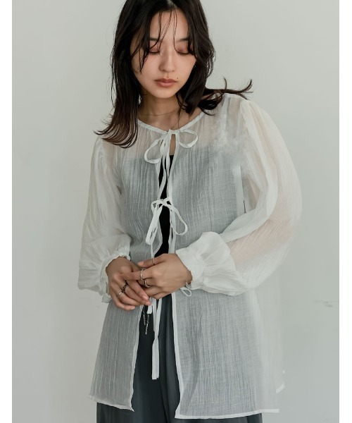 Re:EDIT（リエディ）の「[華奢見えが叶う]2WAY無地orフロッキードット柄シアー楊柳ボリュームスリーブブラウス（シャツ/ブラウス・レディース・ホワイト/ブラック/イエロー/ブルー/ホワイト系その他/ブラック系その他/ベージュ/ブラック系その他2・MEDIUM/LARGE）」の14枚目の写真