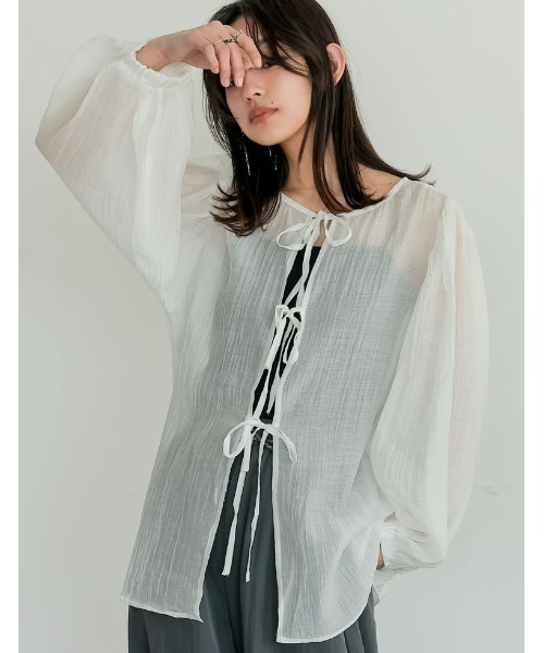 Re:EDIT（リエディ）の「[華奢見えが叶う]2WAY無地orフロッキードット柄シアー楊柳ボリュームスリーブブラウス（シャツ/ブラウス・レディース・ホワイト/ブラック/イエロー/ブルー/ホワイト系その他/ブラック系その他/ベージュ/ブラック系その他2・MEDIUM/LARGE）」の16枚目の写真