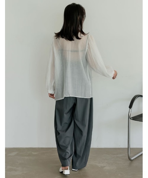 Re:EDIT（リエディ）の「[華奢見えが叶う]2WAY無地orフロッキードット柄シアー楊柳ボリュームスリーブブラウス（シャツ/ブラウス・レディース・ホワイト/ブラック/イエロー/ブルー/ホワイト系その他/ブラック系その他/ベージュ/ブラック系その他2・MEDIUM/LARGE）」の17枚目の写真