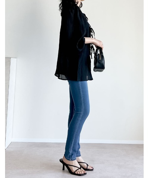 Re:EDIT（リエディ）の「[華奢見えが叶う]2WAY無地orフロッキードット柄シアー楊柳ボリュームスリーブブラウス（シャツ/ブラウス・レディース・ホワイト/ブラック/イエロー/ブルー/ホワイト系その他/ブラック系その他/ベージュ/ブラック系その他2・MEDIUM/LARGE）」の13枚目の写真