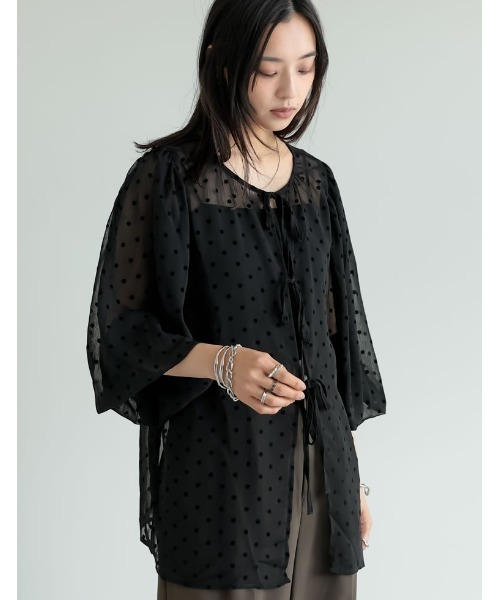 Re:EDIT（リエディ）の「[華奢見えが叶う]2WAY無地orフロッキードット柄シアー楊柳ボリュームスリーブブラウス（シャツ/ブラウス・レディース・ホワイト/ブラック/イエロー/ブルー/ホワイト系その他/ブラック系その他/ベージュ/ブラック系その他2・MEDIUM/LARGE）」の21枚目の写真