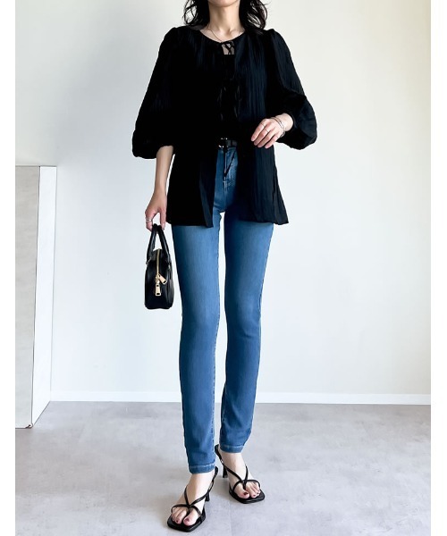 Re:EDIT（リエディ）の「[華奢見えが叶う]2WAY無地orフロッキードット柄シアー楊柳ボリュームスリーブブラウス（シャツ/ブラウス・レディース・ホワイト/ブラック/イエロー/ブルー/ホワイト系その他/ブラック系その他/ベージュ/ブラック系その他2・MEDIUM/LARGE）」の11枚目の写真