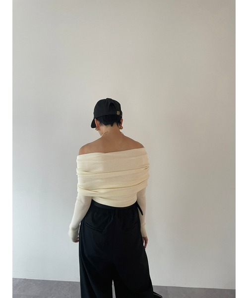 HANNE(アン)の「オフショルダーニットトップス(ニット/セーター・レディース・グレー/アイボリー/ブラック/カーキ/ライトグレー・FREE)」の7枚目の写真