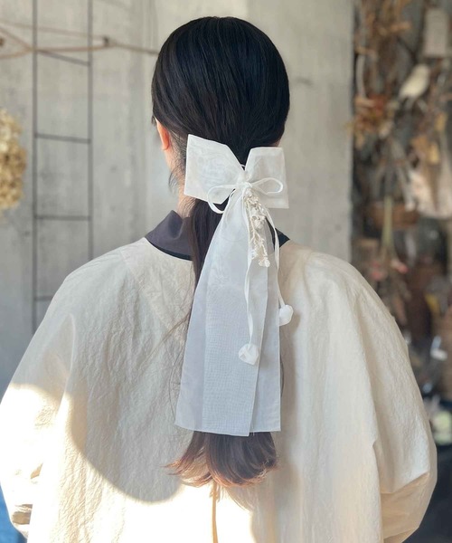 m.soeur(エムスール)の「シアーリボンとすずらんレースのヘアゴム(ヘアゴム・レディース・ブラック/ホワイト・FREE)」の2枚目の写真