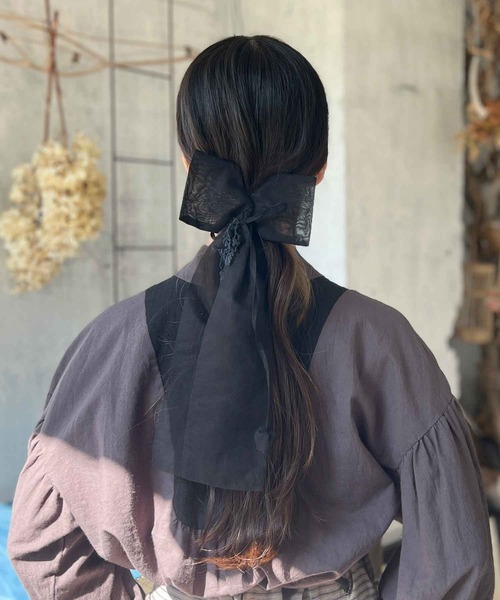 m.soeur(エムスール)の「シアーリボンとすずらんレースのヘアゴム(ヘアゴム・レディース・ブラック/ホワイト・FREE)」の1枚目の写真