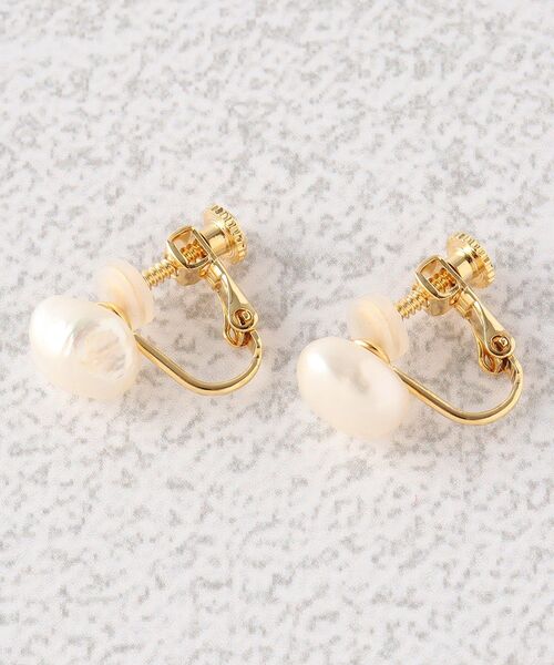 grove(グローブ)の「◆【MADE IN JAPAN】淡水パール1粒イヤリング(イヤリング・レディース・ホワイト・00)」の1枚目の写真