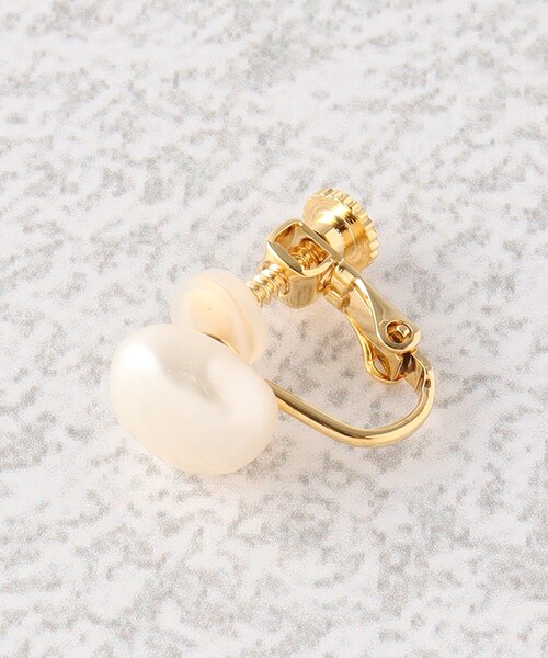 grove(グローブ)の「◆【MADE IN JAPAN】淡水パール1粒イヤリング(イヤリング・レディース・ホワイト・00)」の4枚目の写真