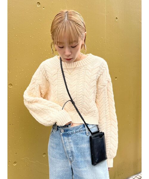 Ungrid(アングリッド)の「ショートケーブルニット(ニット/セーター・レディース・チャコールグレー/アイボリー/ブラウン・FREE)」の2枚目の写真