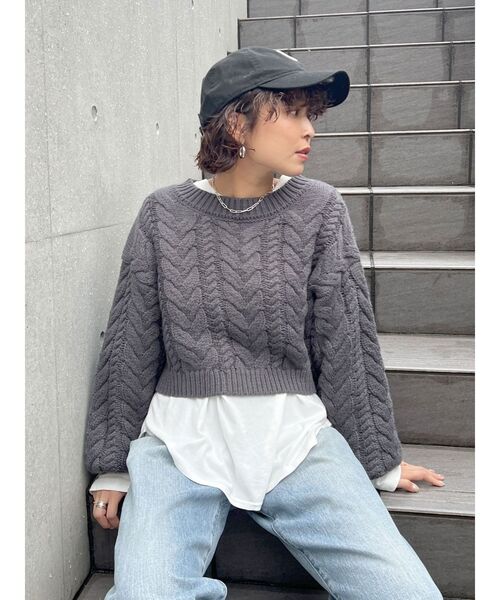 Ungrid(アングリッド)の「ショートケーブルニット(ニット/セーター・レディース・チャコールグレー/アイボリー/ブラウン・FREE)」の4枚目の写真