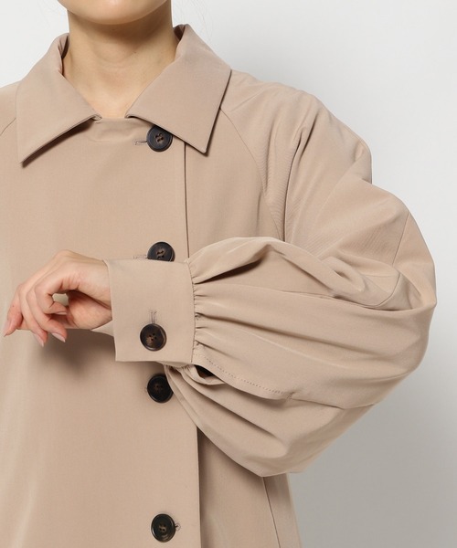 mysty woman(ミスティウーマン)の「【花粉防止機能付き!】 スタンドネック袖ボリュームトレンチコート 996660(トレンチコート・レディース・カーキ/ブラック/ベージュ・MEDIUM/SMALL)」の17枚目の写真