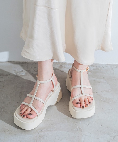 EVOL（イーボル）の「XSからLLまで豊富なサイズ展開【EVOL】Tストラップスクエア厚底サンダル IW5406（サンダル・レディース・ブラック/シルバー/アイボリー・XS/L/M/S/LL）」の2枚目の写真