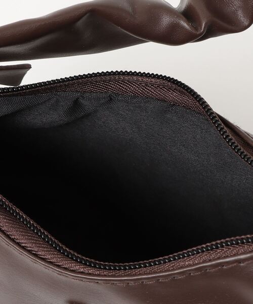 ｔｏｌｅｎｅ（トレネ）の「スタッズ付き フェイクレザーワンハンドル くしゅくしゅ ギャザーハンドバッグ（ハンドバッグ・レディース・ホワイト/ブラウン/グリーン・ONE SIZE）」の18枚目の写真