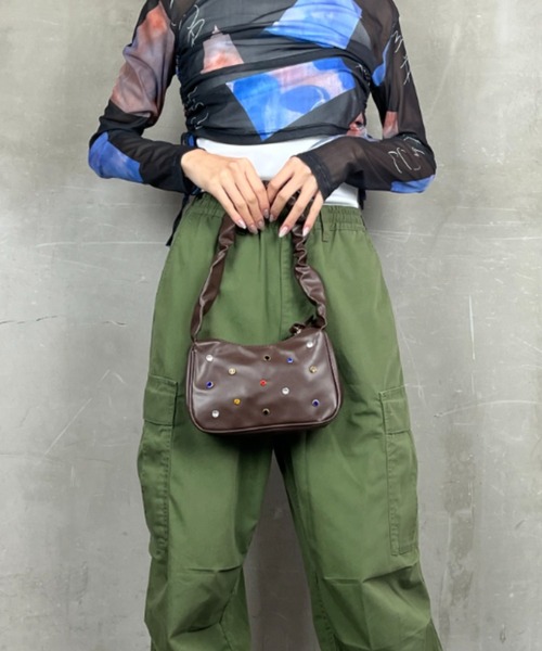 ｔｏｌｅｎｅ（トレネ）の「スタッズ付き フェイクレザーワンハンドル くしゅくしゅ ギャザーハンドバッグ（ハンドバッグ・レディース・ホワイト/ブラウン/グリーン・ONE SIZE）」の9枚目の写真