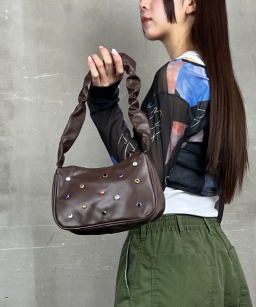 ｔｏｌｅｎｅ（トレネ）の「スタッズ付き フェイクレザーワンハンドル くしゅくしゅ ギャザーハンドバッグ（ハンドバッグ・レディース・ホワイト/ブラウン/グリーン・ONE SIZE）」の11枚目の写真