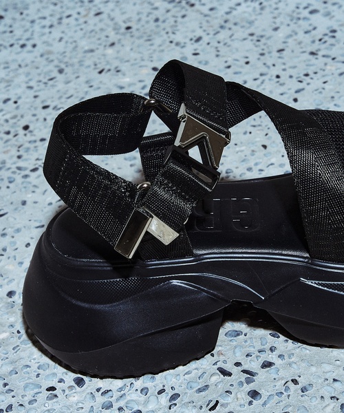 LE TALON(ルタロン)の「GRISE UTILITYベルテッドサンダル(サンダル・レディース・ブラウン/ブラック×ブラック/アイボリー・SMALL/MEDIUM/LARGE/X-LARGE)」の4枚目の写真