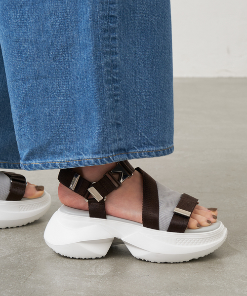 LE TALON(ルタロン)の「GRISE UTILITYベルテッドサンダル(サンダル・レディース・ブラウン/ブラック×ブラック/アイボリー・SMALL/MEDIUM/LARGE/X-LARGE)」の15枚目の写真